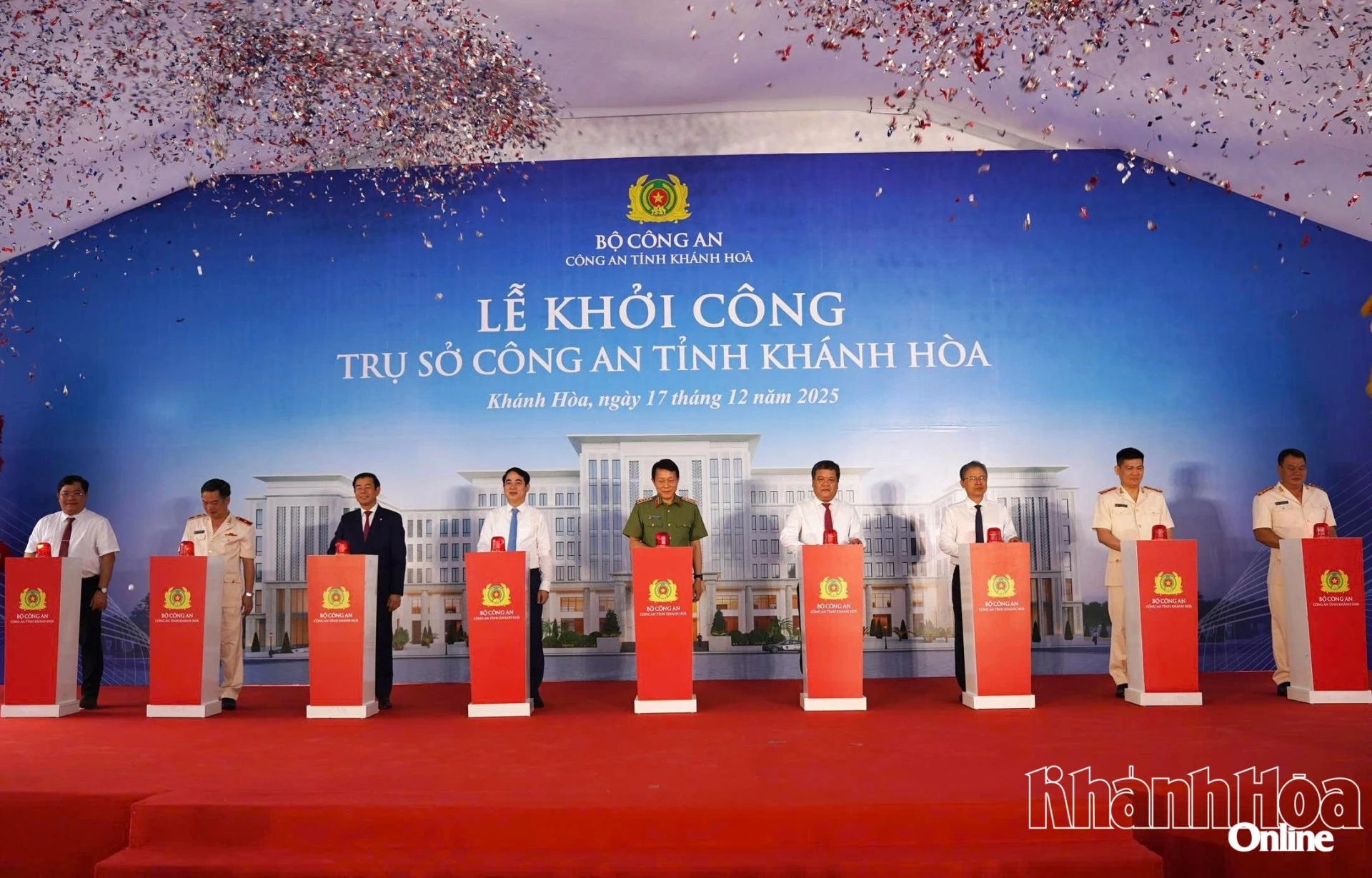 Bộ trưởng Bộ Công an Lương Tam Quang cùng các đại biểu bấm nút khởi công xây dựng công trình trụ sở Công an tỉnh Khánh Hòa.