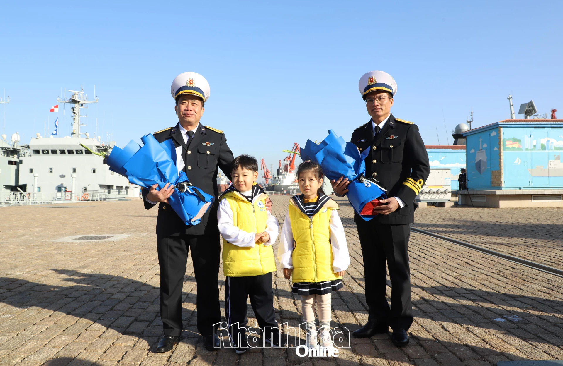 Thiếu nhi Trung Quốc tặng hoa chào mừng đoàn công tác.