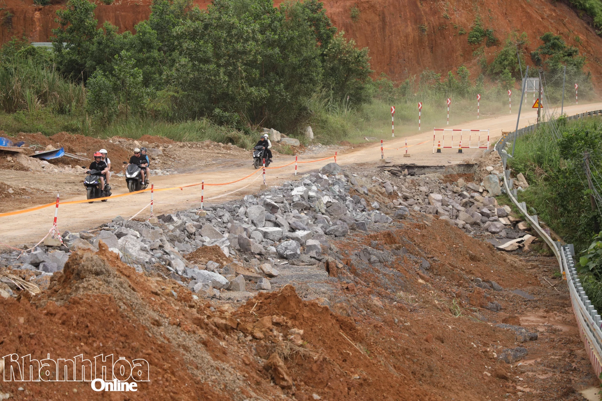 Một đoạn sạt lở taluy âm được Công ty Cổ phần Quản lý và Xây dựng đường bộ Khánh Hòa  tạm khắc phục để lưu thông