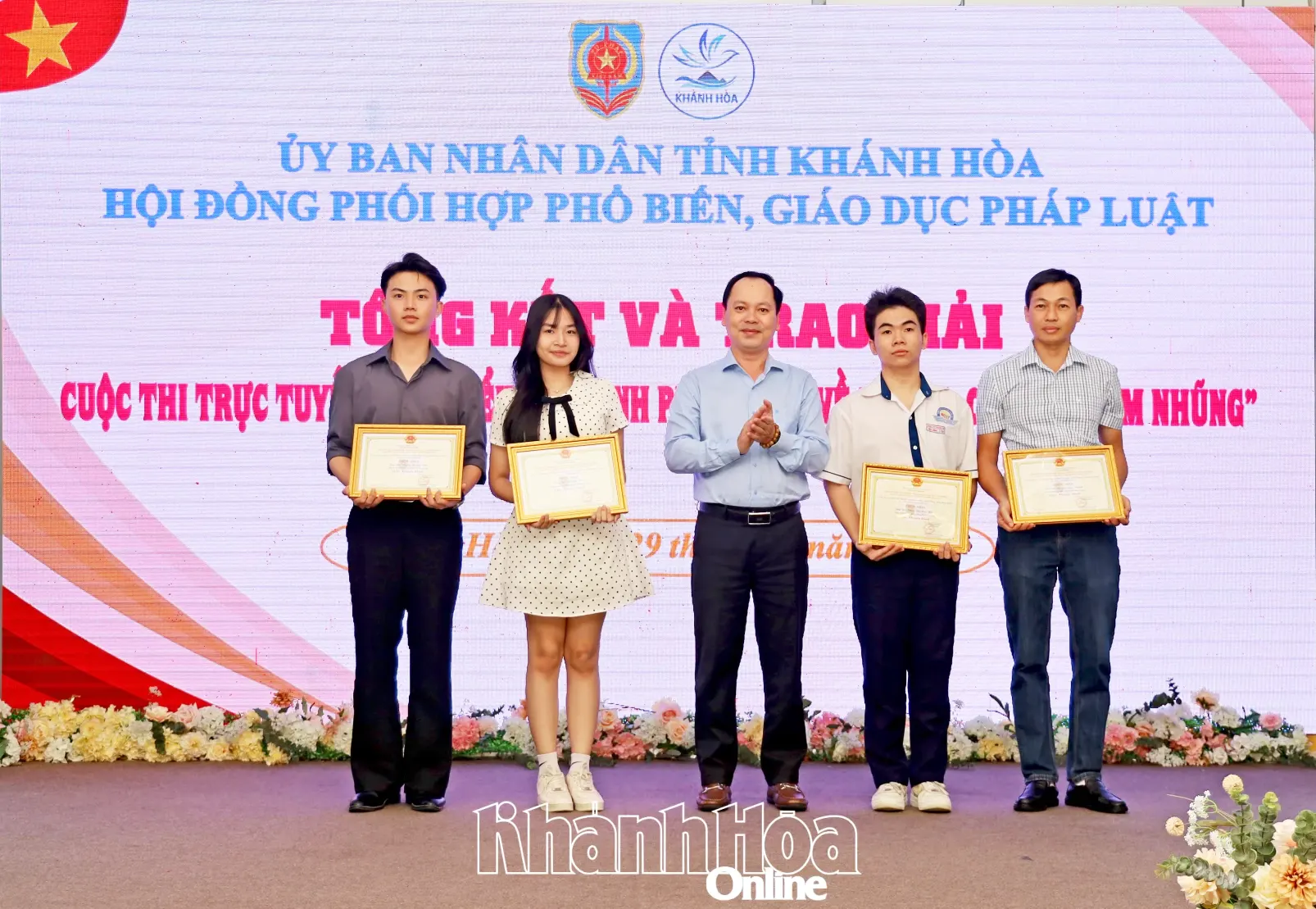 Ban tổ chức trao giải khuyến khích cho các cá nhân.