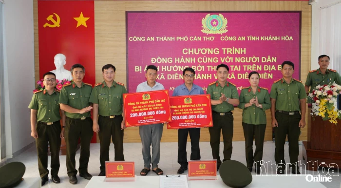 Công an TP. Cần Thơ hỗ trợ đồng bào Khánh Hòa khắc phục hậu quả mưa lũ