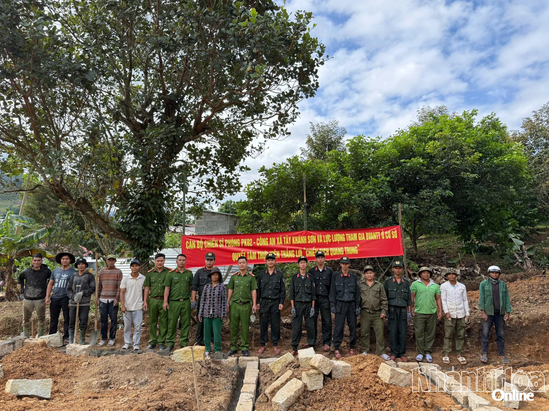 Cảnh sát cơ động, Công an xã và lực lượng bảo vệ an ninh trật tự cơ sở xã Tây Khánh Sơn ra quân hỗ trợ đồng bào dựng xây lại nhà mới