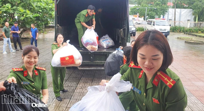 50 suất quà hỗ trợ người dân Diên Lâm vượt qua hậu quả mưa lũ