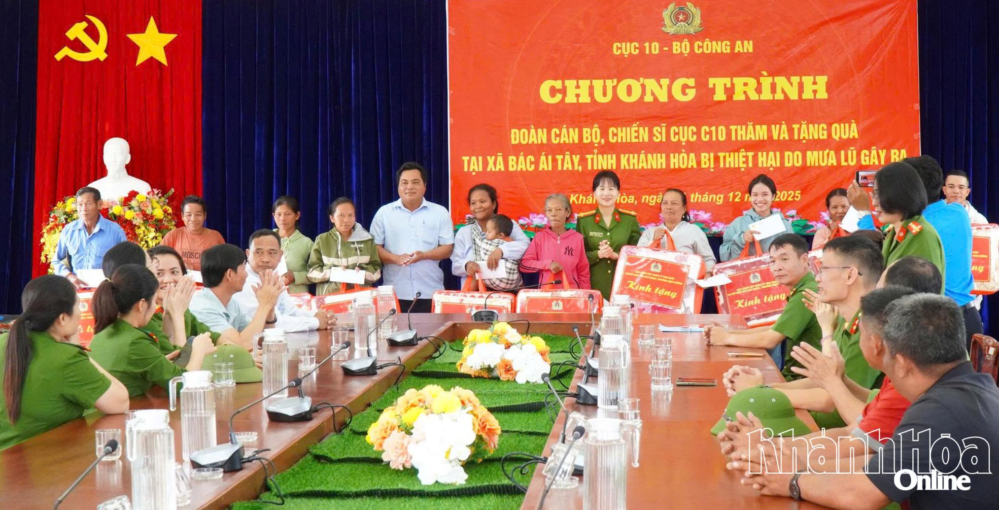 Đại diện đoàn công tác, lãnh đạo xã Bác Ái Tây trao quà cho đồng bào  