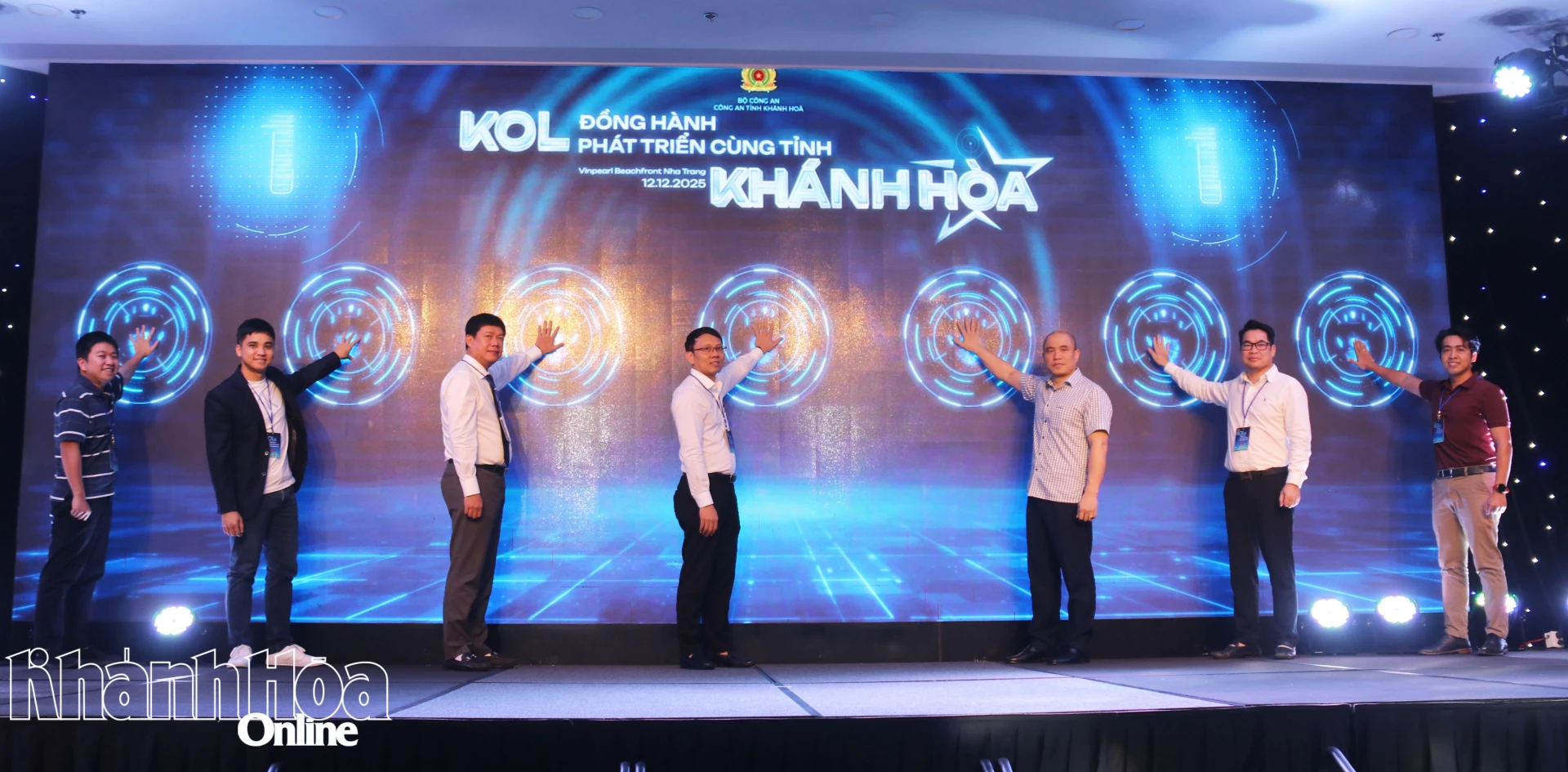 Các đại biểu bấm nút triển khai Đề án thí điểm Mô hình “Không gian số Khánh Hòa - lành mạnh, văn minh”