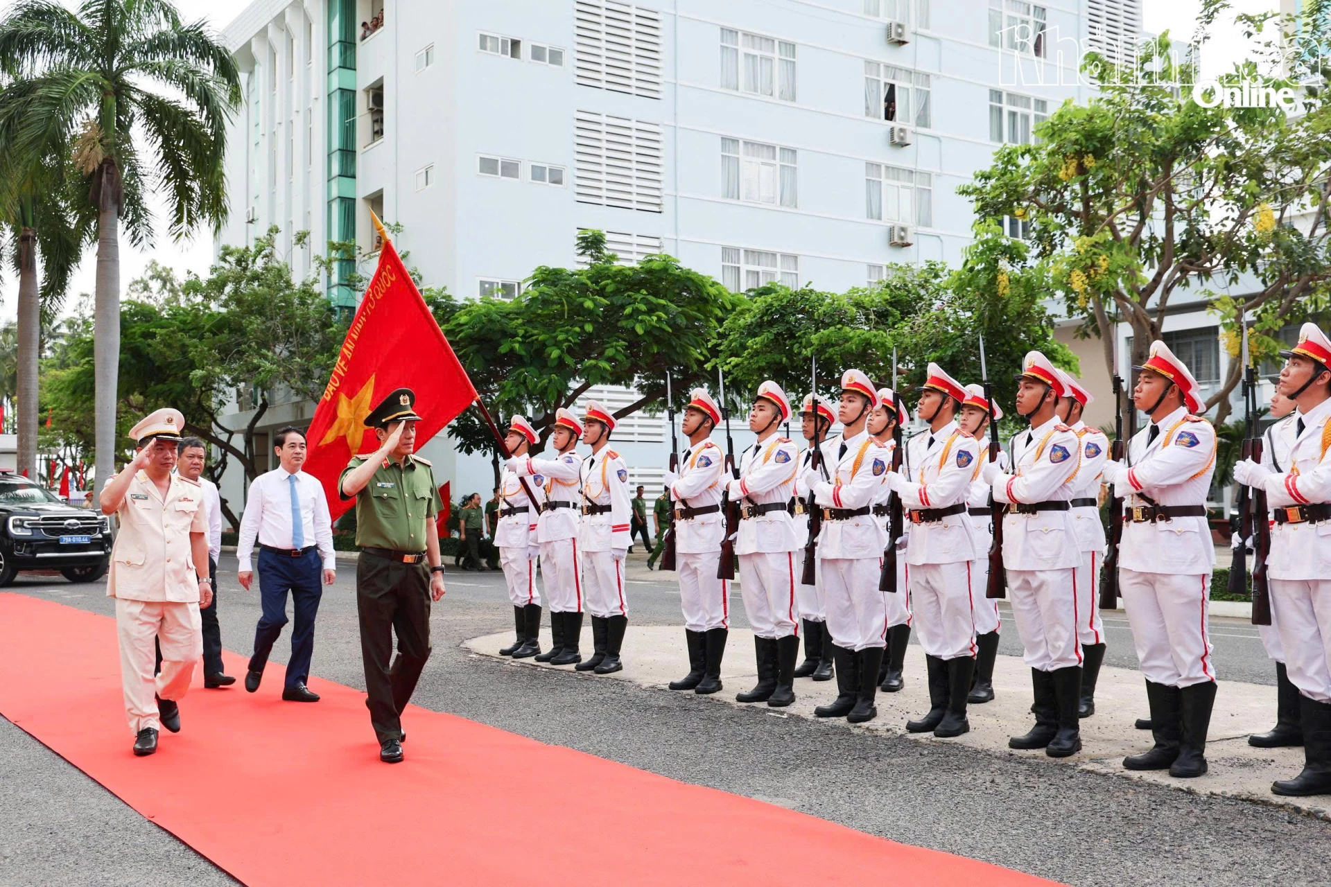 Đại tướng Lương Tam Quang duyệt đội danh dự