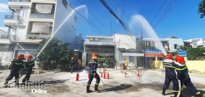 Gần 70 người tham gia thực tập phương án chữa cháy và cứu nạn tại khu dân cư