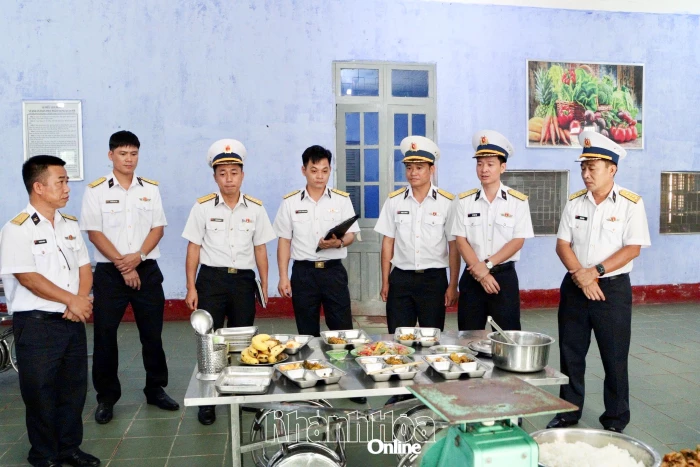 Vùng 4 Hải quân kiểm tra nấu ăn đối chứng tại Lữ đoàn 101