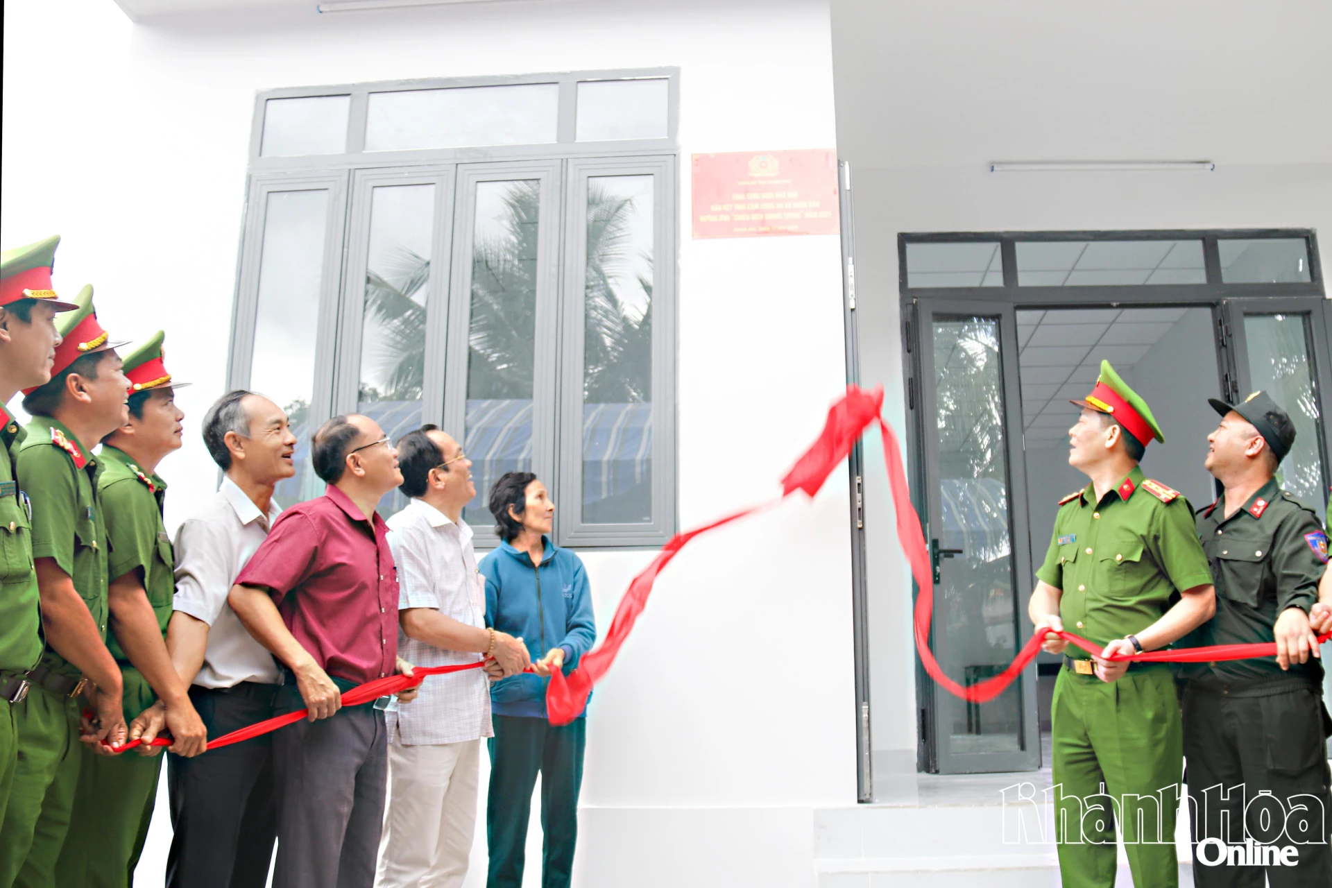 Lãnh đạo Công an tỉnh kéo băng khánh thành, trao chìa khóa nhà 
cho gia đình bà Nguyễn Thị Mỹ Châu ở thôn Tây 4, xã Diên Điền. Ảnh: Tạ Long