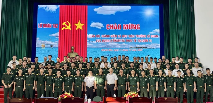 Gần 100 cán bộ, giảng viên, học viên Trường Sĩ quan Lục quân 2 nghiên cứu thực tế tại Lữ đoàn 162