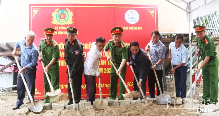 Công an tỉnh Khánh Hòa khởi công xây tặng 15 nhà cho người dân bị thiệt hại do mưa lũ