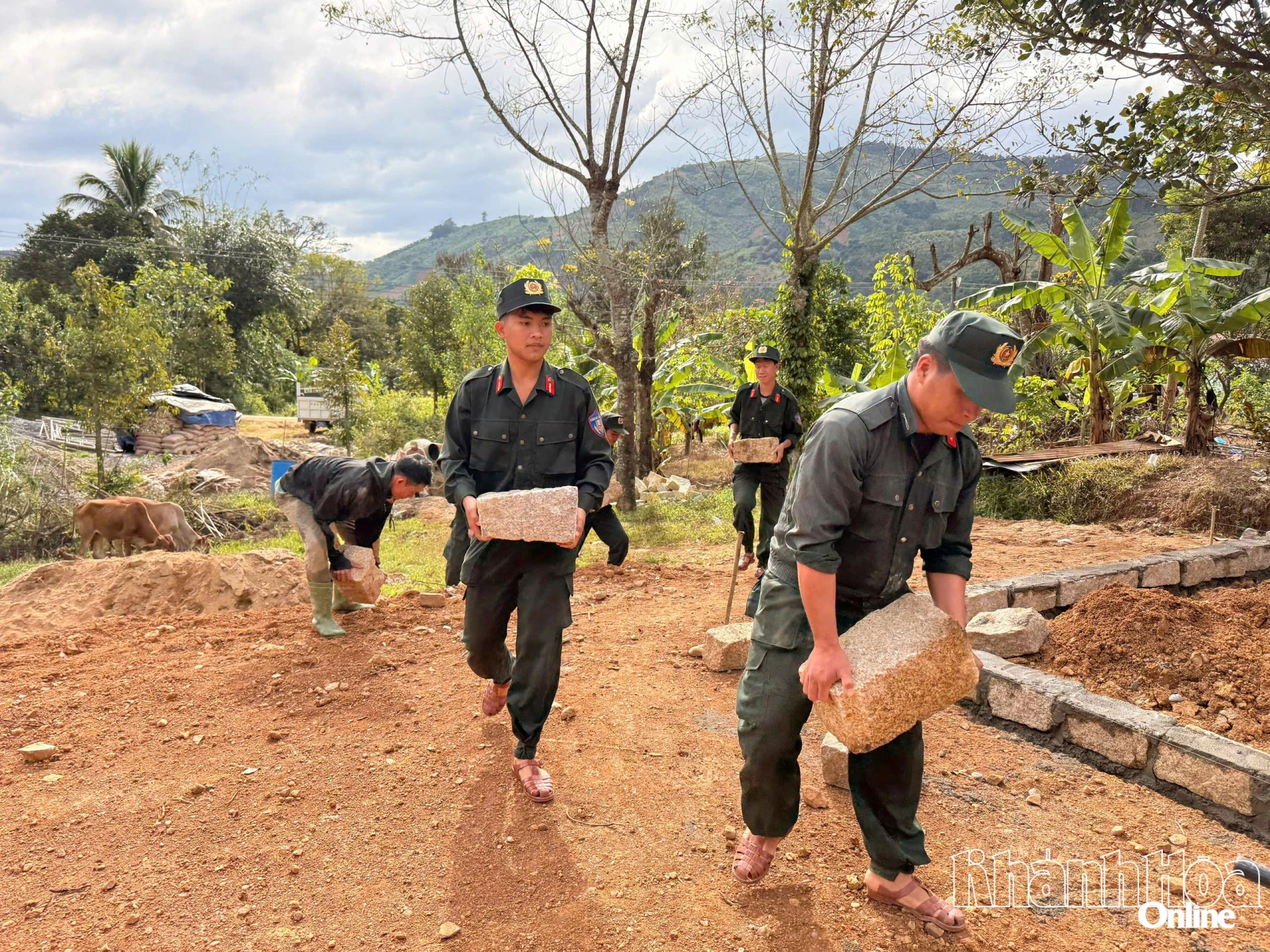 Cán bộ, chiến sĩ Cảnh sát cơ động khuân đá chẻ tới công trình gia đình bà Cao Thị Tà Hiên để xây nhà