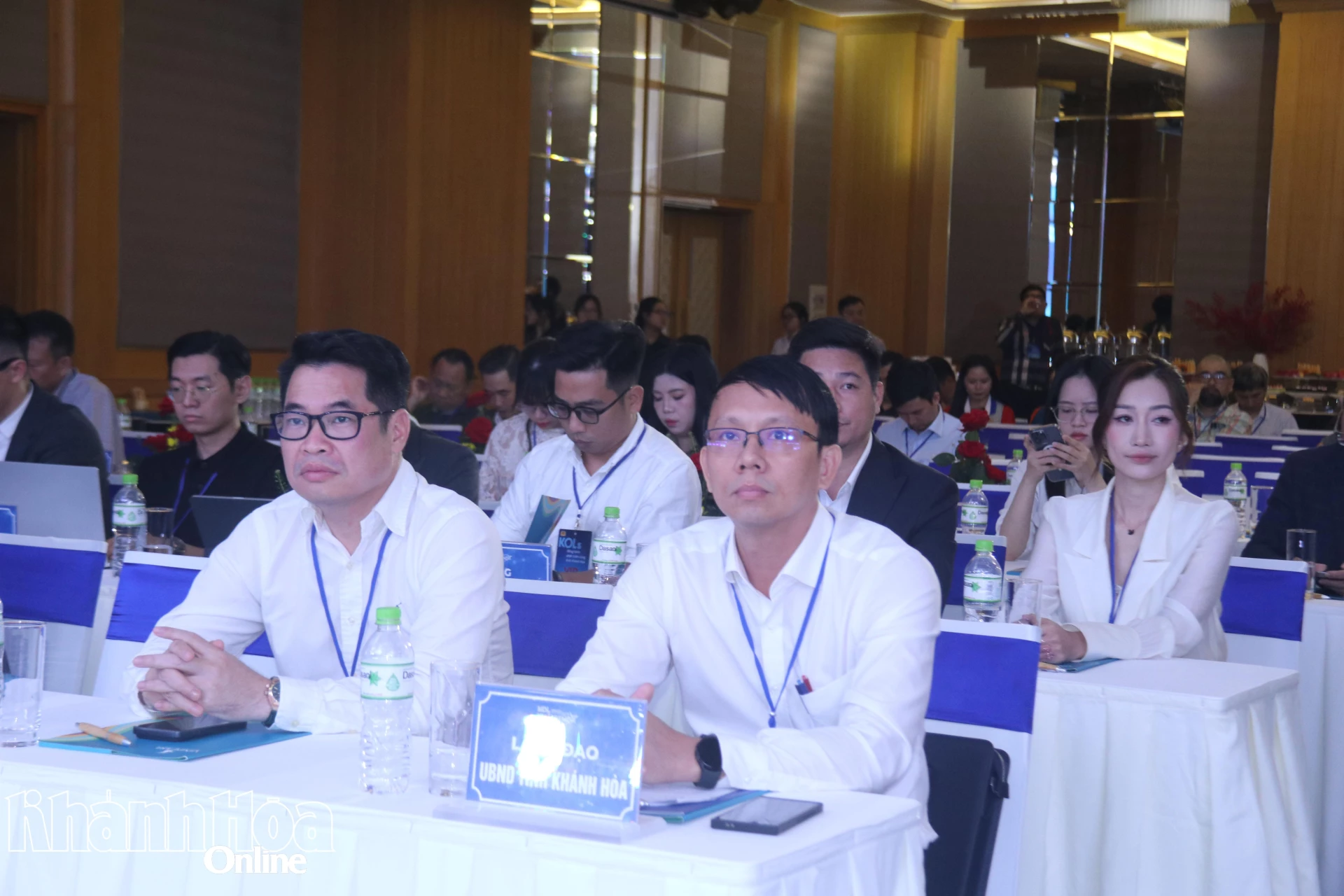 Đồng chí Nguyễn Thanh Hà cùng các đại biểu tham dự hội nghị