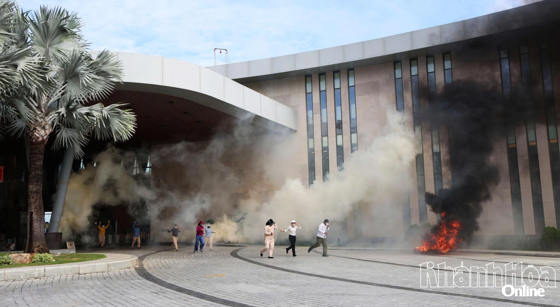 Phát hiện đám cháy, các nhân viên đã lập tức hô hoán, thoát ra ngoài an toàn