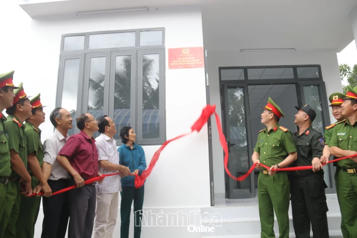 Công an tỉnh Khánh Hòa bàn giao nhà mới cho hộ dân bị sập nhà do mưa lũ