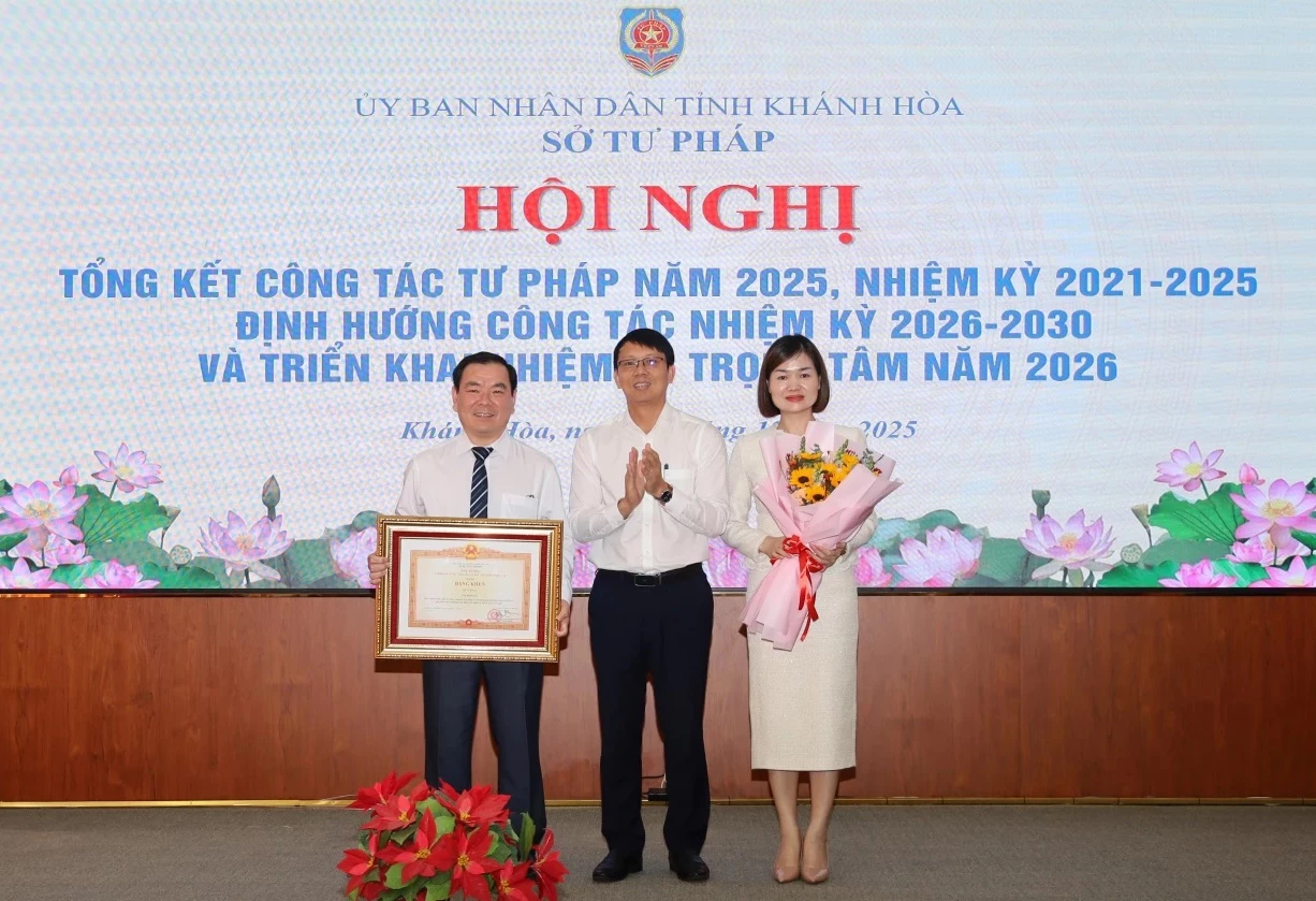Phó Chủ tịch UBND tỉnh Nguyễn Thanh Hà trao bằng khen của Thủ tướng Chính phủ cho tập thể Sở Tư pháp.