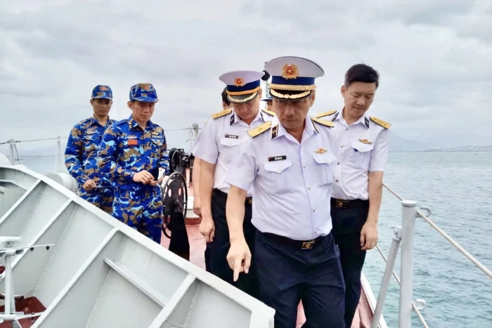 Phó Tư lệnh Hải quân kiểm tra tiến độ sửa chữa tàu tại Lữ đoàn 162, Vùng 4 Hải quân