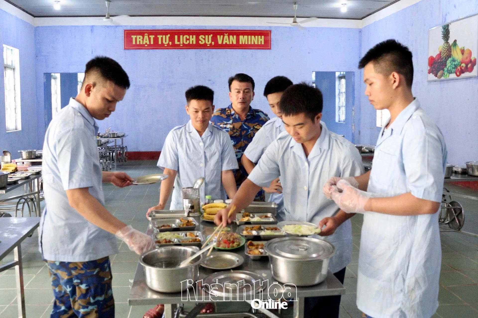 Bộ phận nuôi quân chia thức ăn bảo đảm theo tiêu chuẩn.