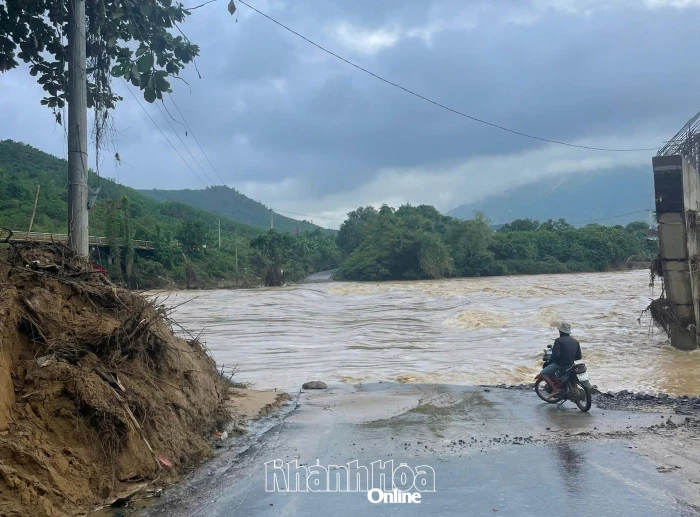 Nước sông dâng cao, gây ngập trở lại một số cầu tràn ở khu vực Khánh Vĩnh