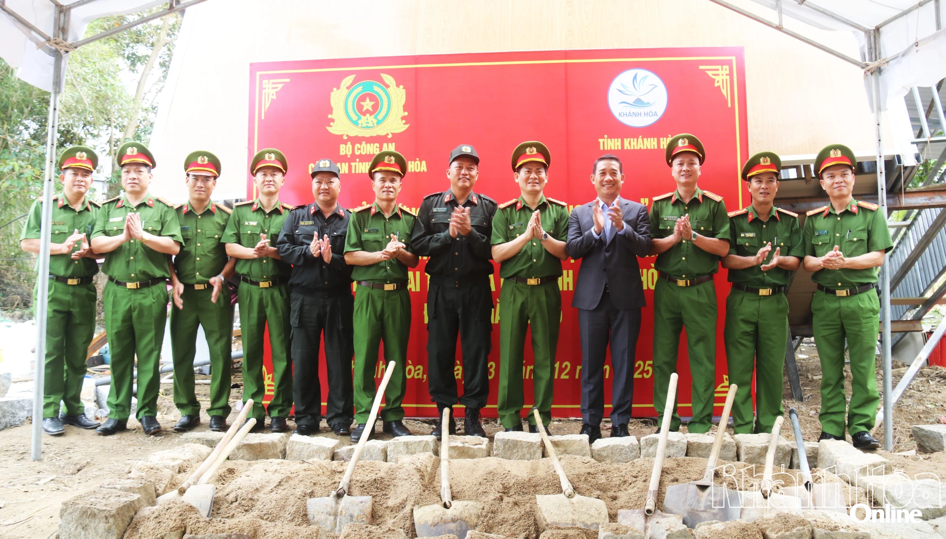 Các đại biểu chụp ảnh lưu niệm 