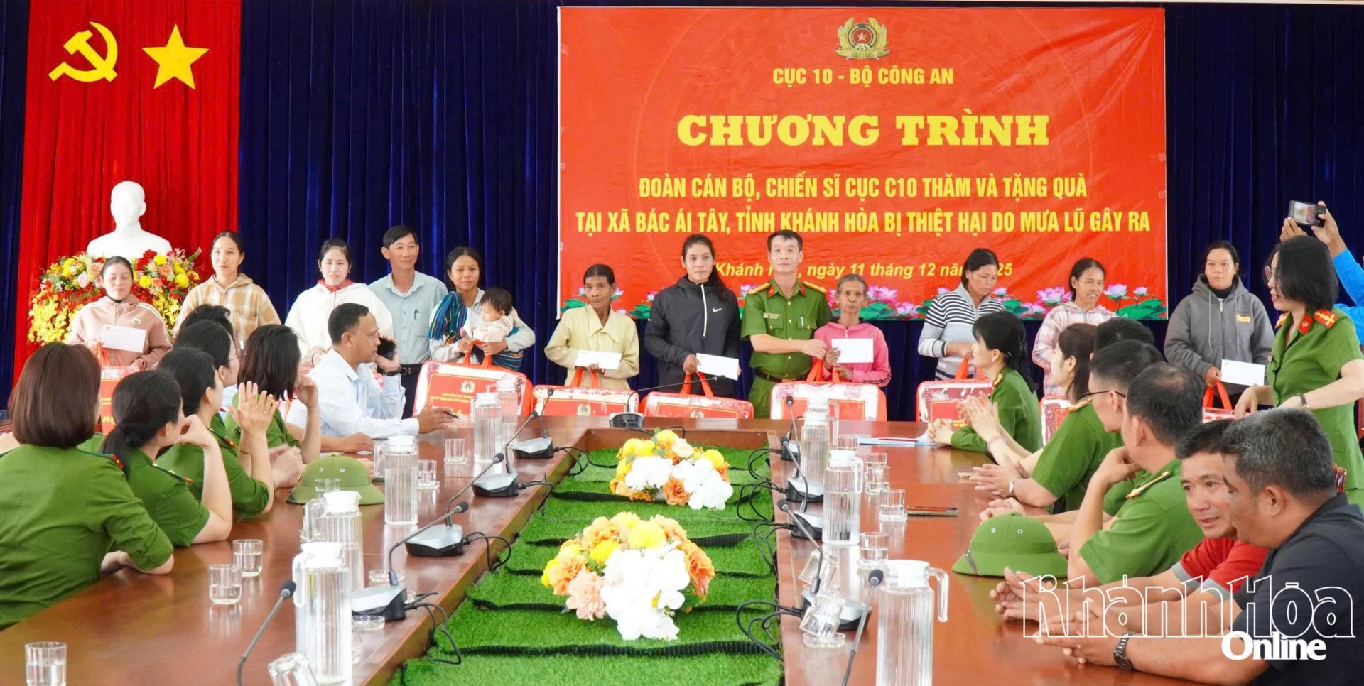 Lãnh đạo Trại giam Sông Cái, lãnh đạo xã Bác Ái Tây trao quà cho người dân