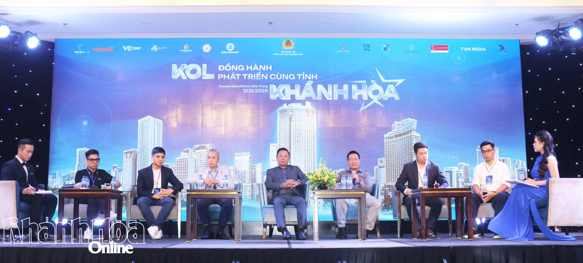 Các đại biểu tham gia tọa đàm “An ninh mạng và KOLs - Chung tay xây dựng không gian mạng Khánh Hòa an toàn, lành mạnh”