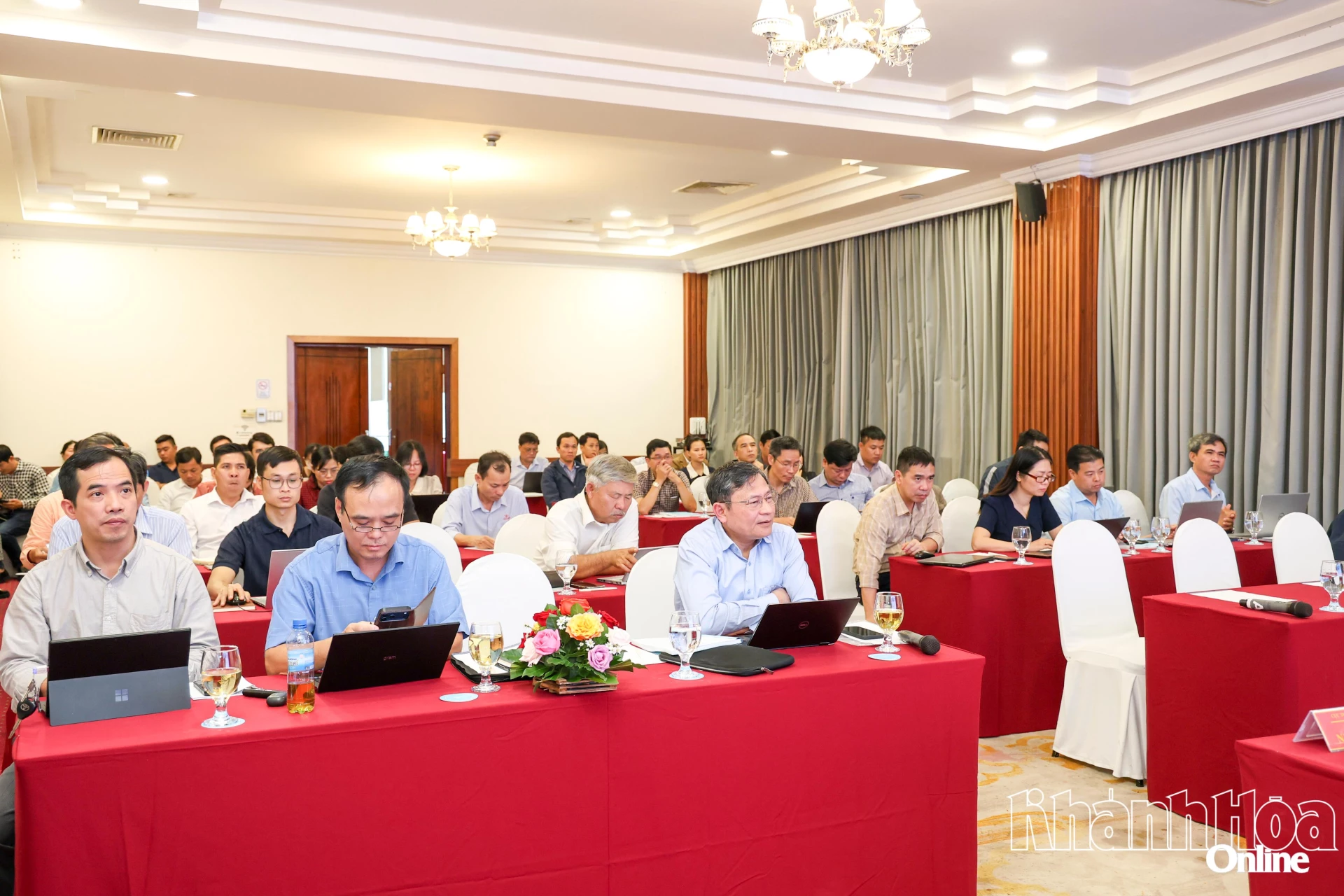 Các đại biểu tham dự hội nghị.