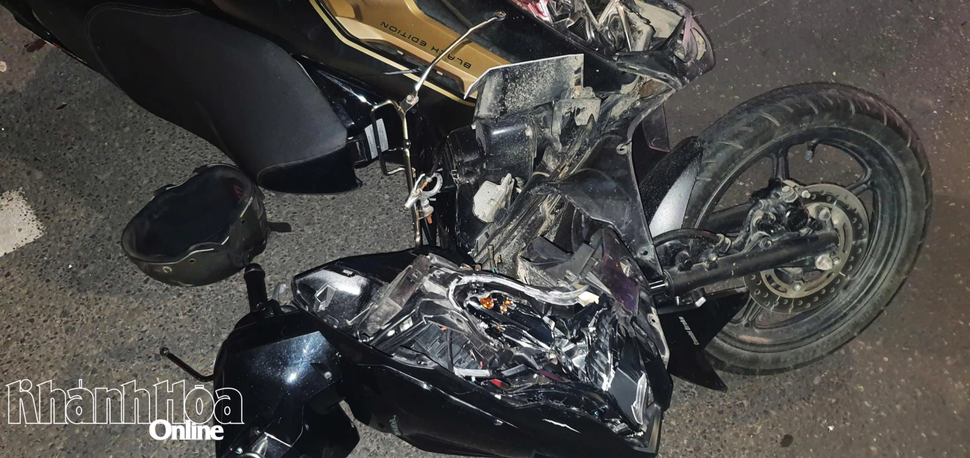Phần đầu xe ga của nạn nhân hỏng nặng sau va chạm mạnh 