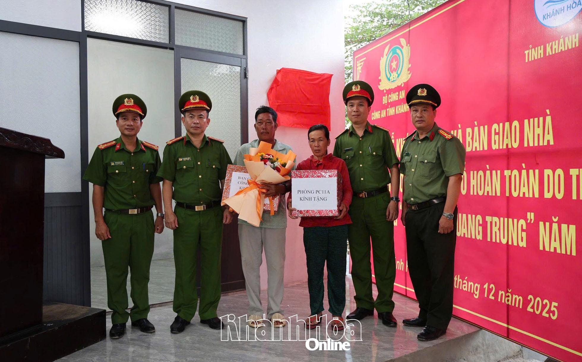 Đại tá Lê Quang Đồng tặng quà cho gia đình ông Trần Quá trong ngày khánh thành căn nhà mới.