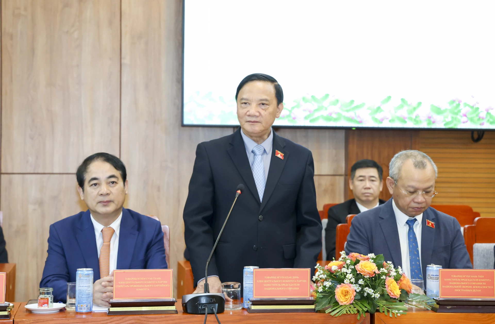 Thay mặt lãnh đạo Đảng, nhà nước, Phó Chủ tịch Quốc hội chia sẻ với những thiệt hại của Khánh Hòa do mưa lũ gây ra.