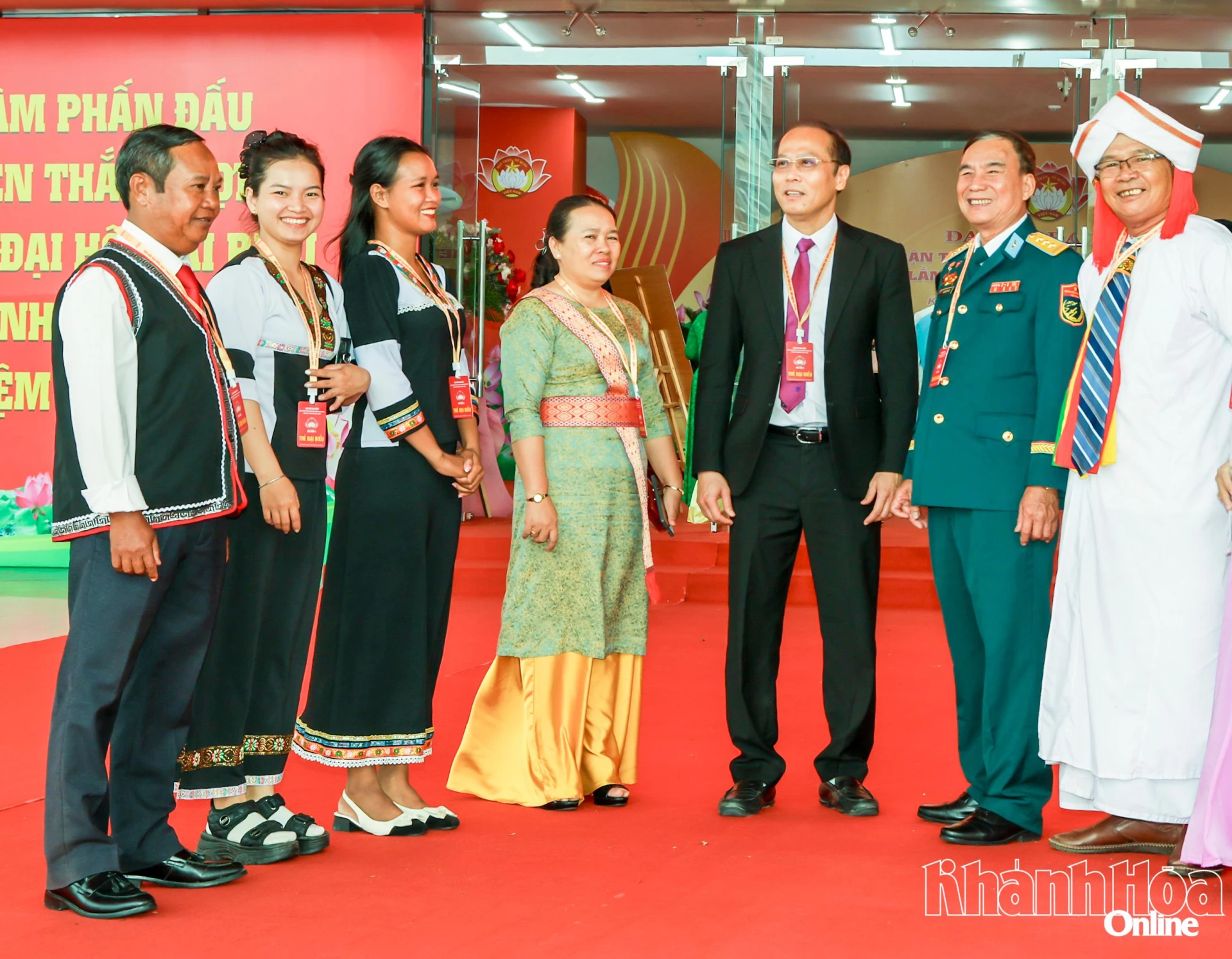 Phó Bí thư Tỉnh ủy, Chủ tịch Ủy ban MTTQ Việt Nam tỉnh Nguyễn Khắc Hà trao đổi với các đại biểu tham dự đại hội.