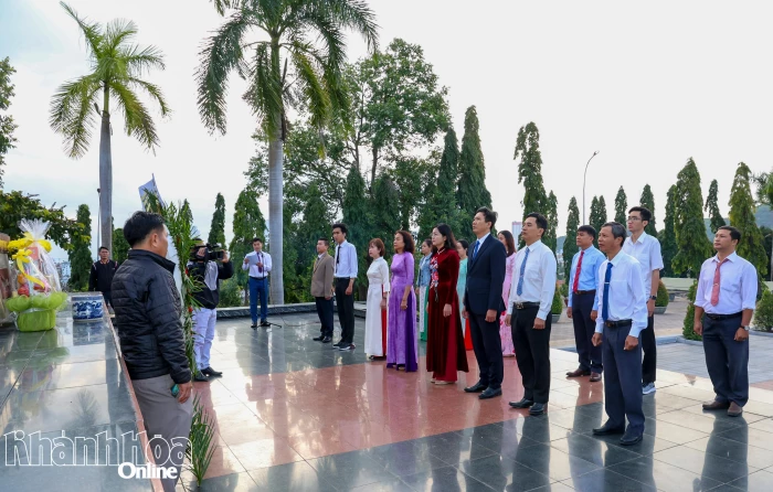 Đoàn đại biểu Hội Nông dân tỉnh Khánh Hòa đặt vòng hoa, dâng hương, viếng Nghĩa trang liệt sĩ Hòn Dung