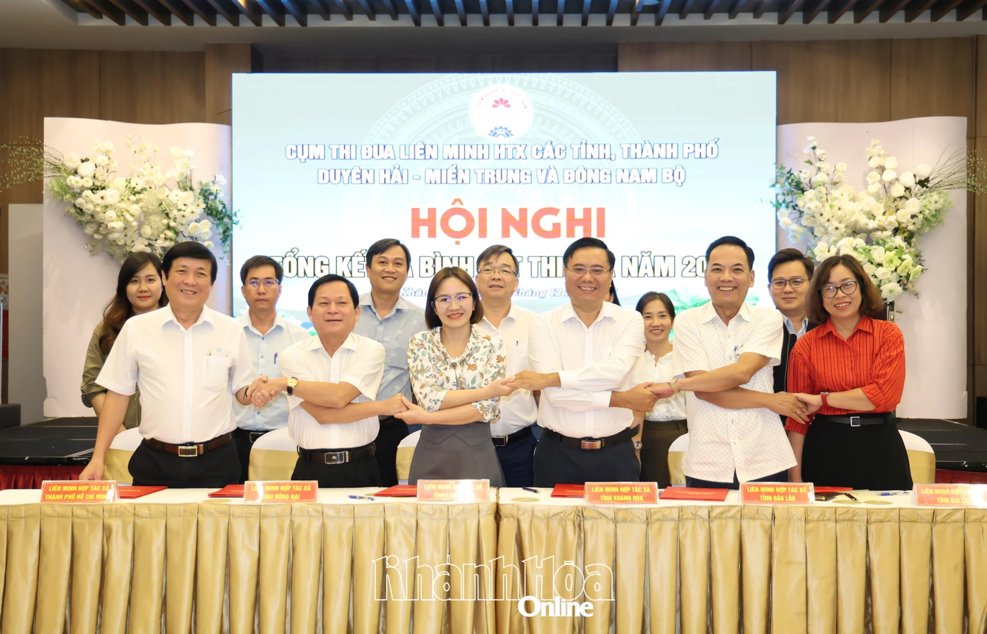 Lãnh đạo Liên minh hợp tác xã cụm thi đua thể hiện tinh thần đoàn kết.