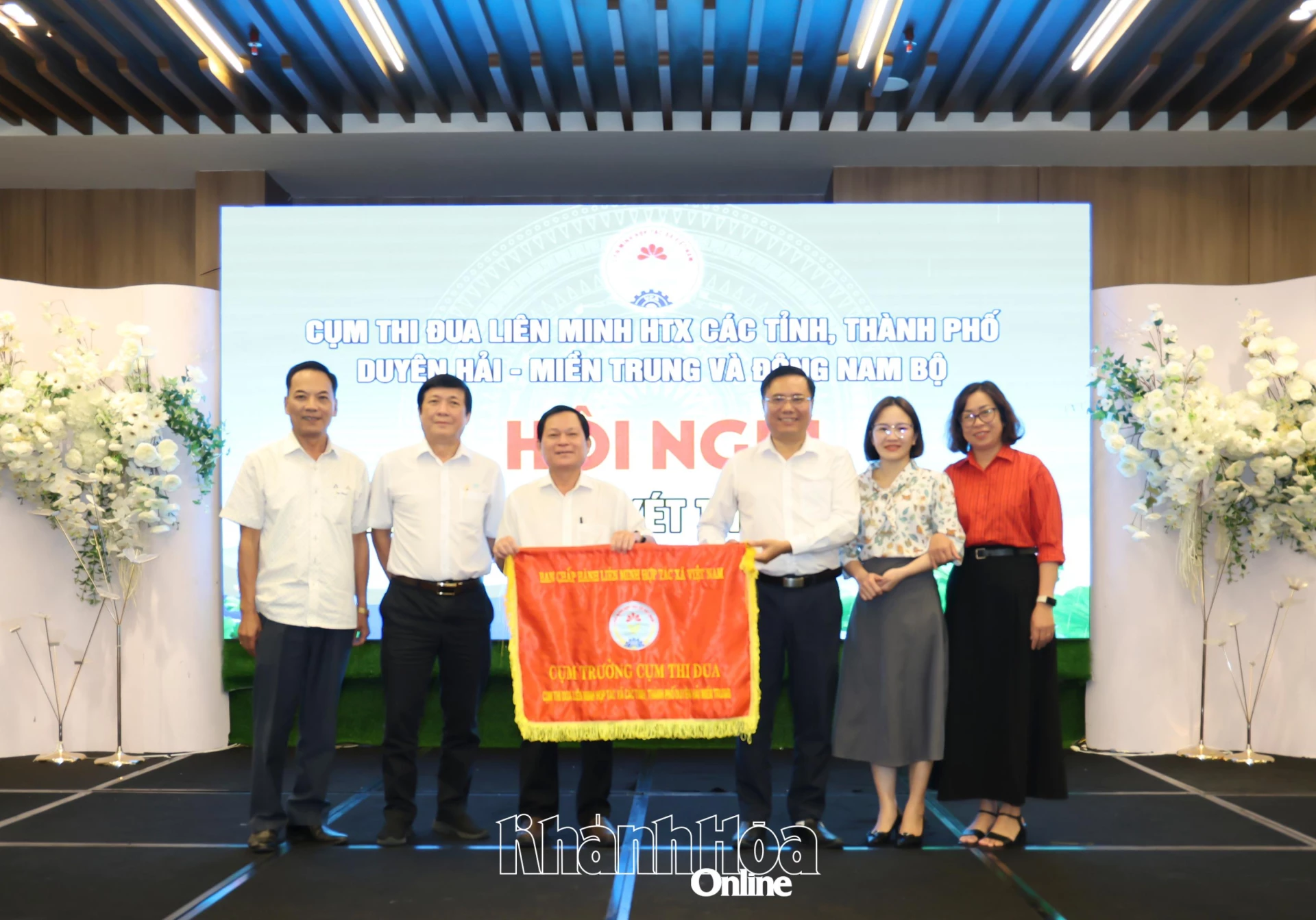 Trao cờ trưởng cụm thi đua cho Liên minh hợp tác xã Đồng Nai.