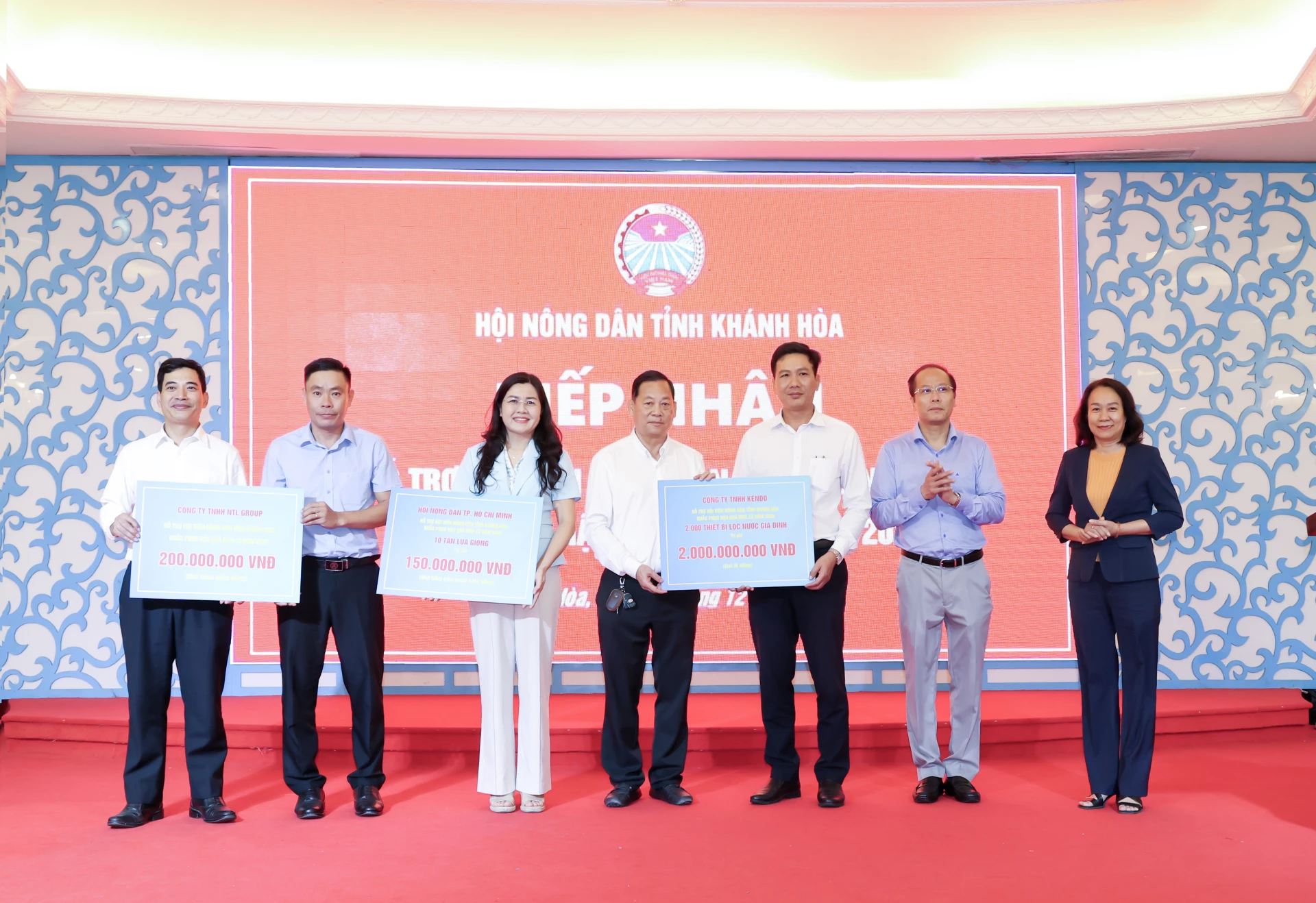 Đồng chí Nguyễn Khắc Hà và Thường trực Hội Nông dân tỉnh nhận hỗ trợ từ các đơn vị.