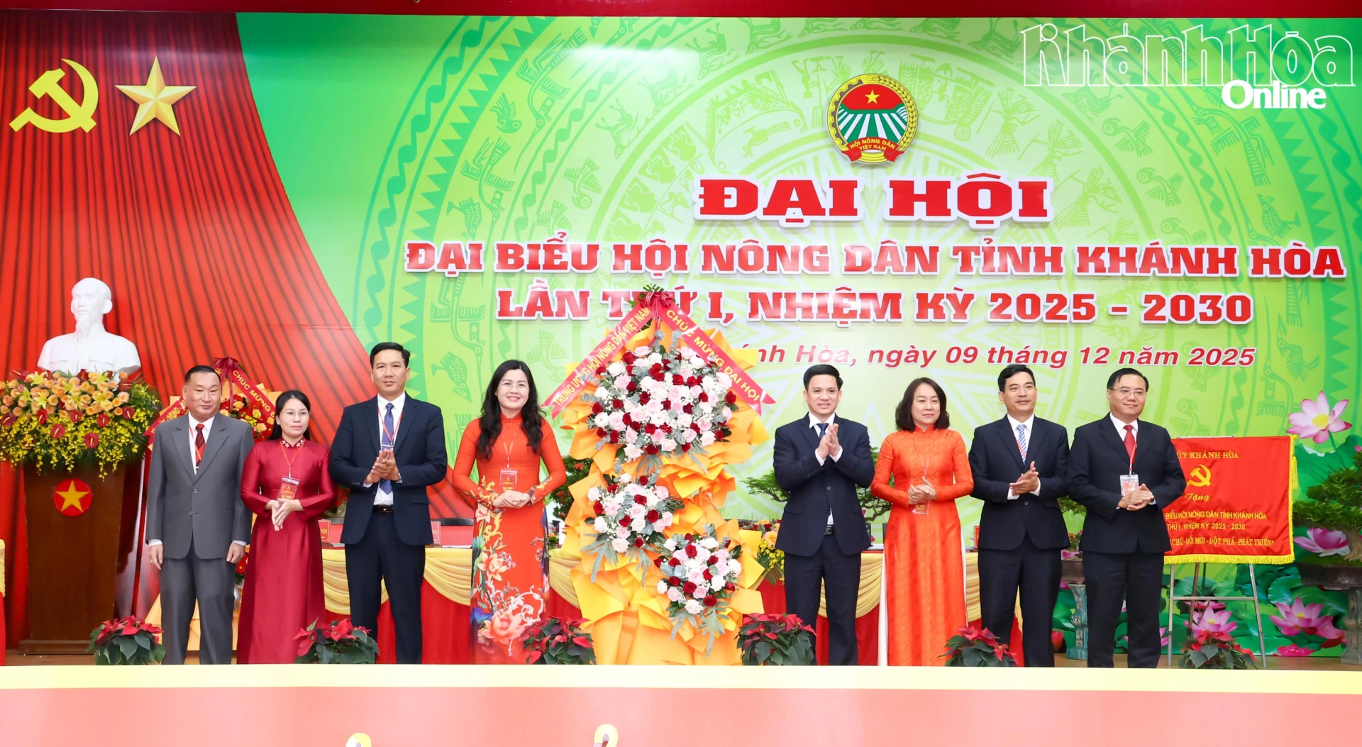 Phó Chủ tịch Trung ương Hội Nông dân Việt Nam Phạm Tiến Nam tặng hoa chúc mừng đại hội.