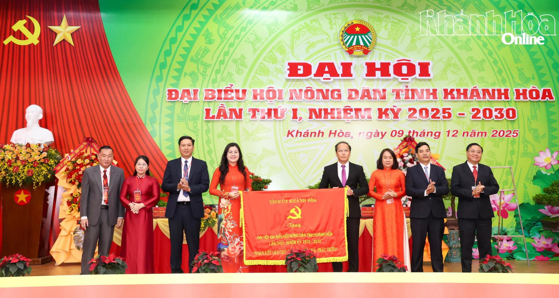 Đồng chí Nguyễn Khắc Hà trao bức trướng của Tỉnh ủy chúc mừng đại hội.