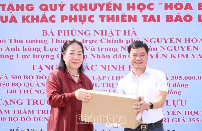 Phu nhân Phó Thủ tướng Thường trực Chính phủ Nguyễn Hòa Bình thăm, trao quà hỗ trợ khắc phục hậu quả mưa lũ tại xã Bắc Ninh Hòa