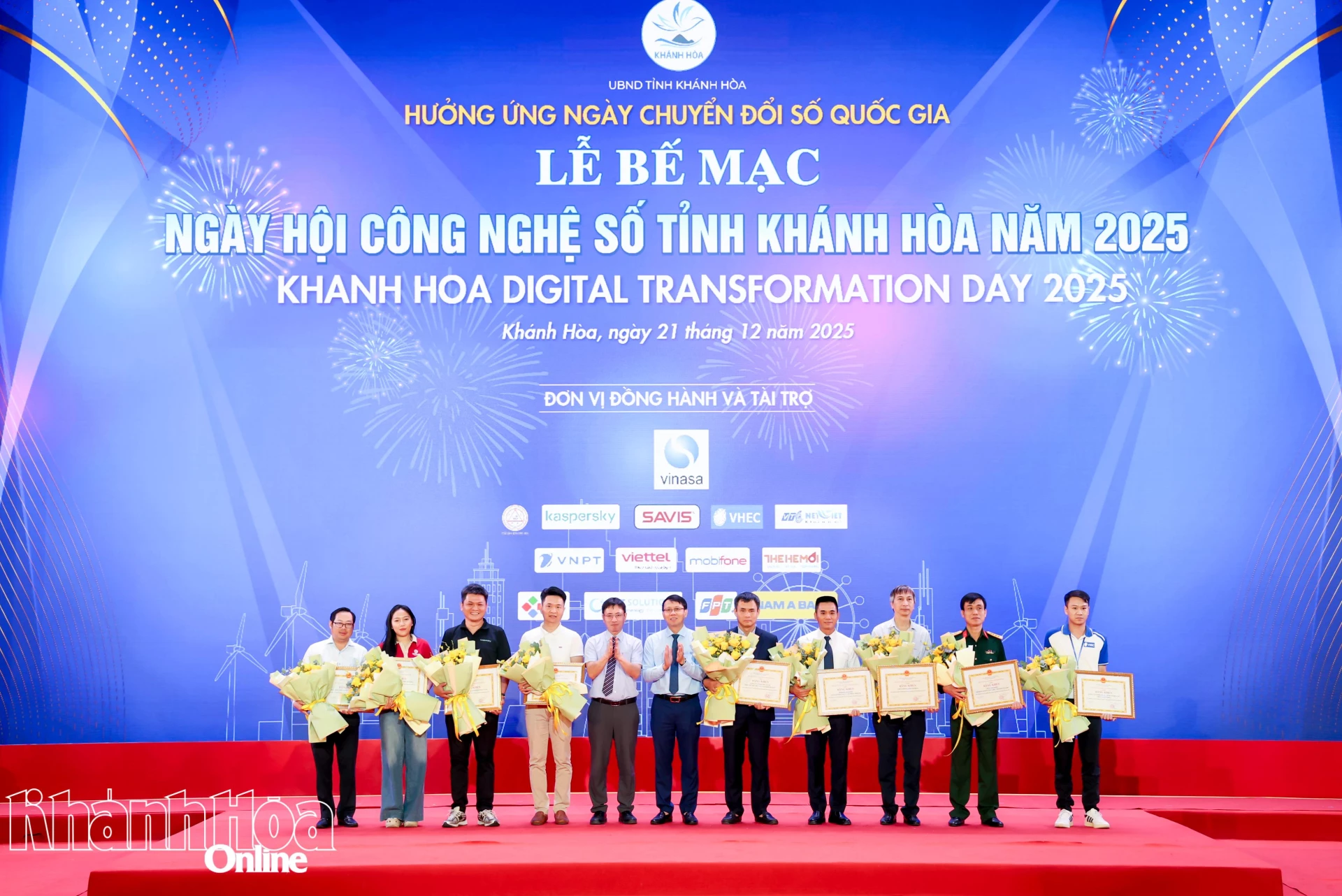 Phó Chủ tịch UBND tỉnh Nguyễn Thanh Hà và Giám đốc Sở Khoa học và Công nghệ Phạm Quốc Hoàn trao bằng khen cho các tập thể có thành tích xuất sắc hưởng ứng ngày hội.