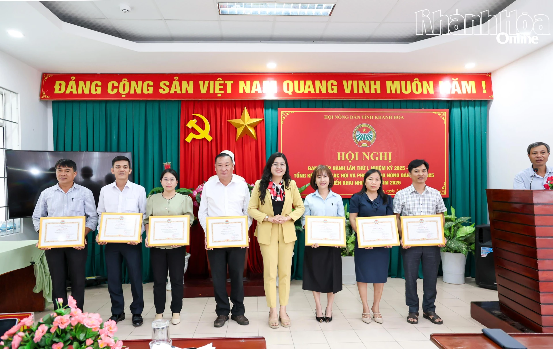 Khen thưởng cho các tập thể xuất sắc năm 2025.