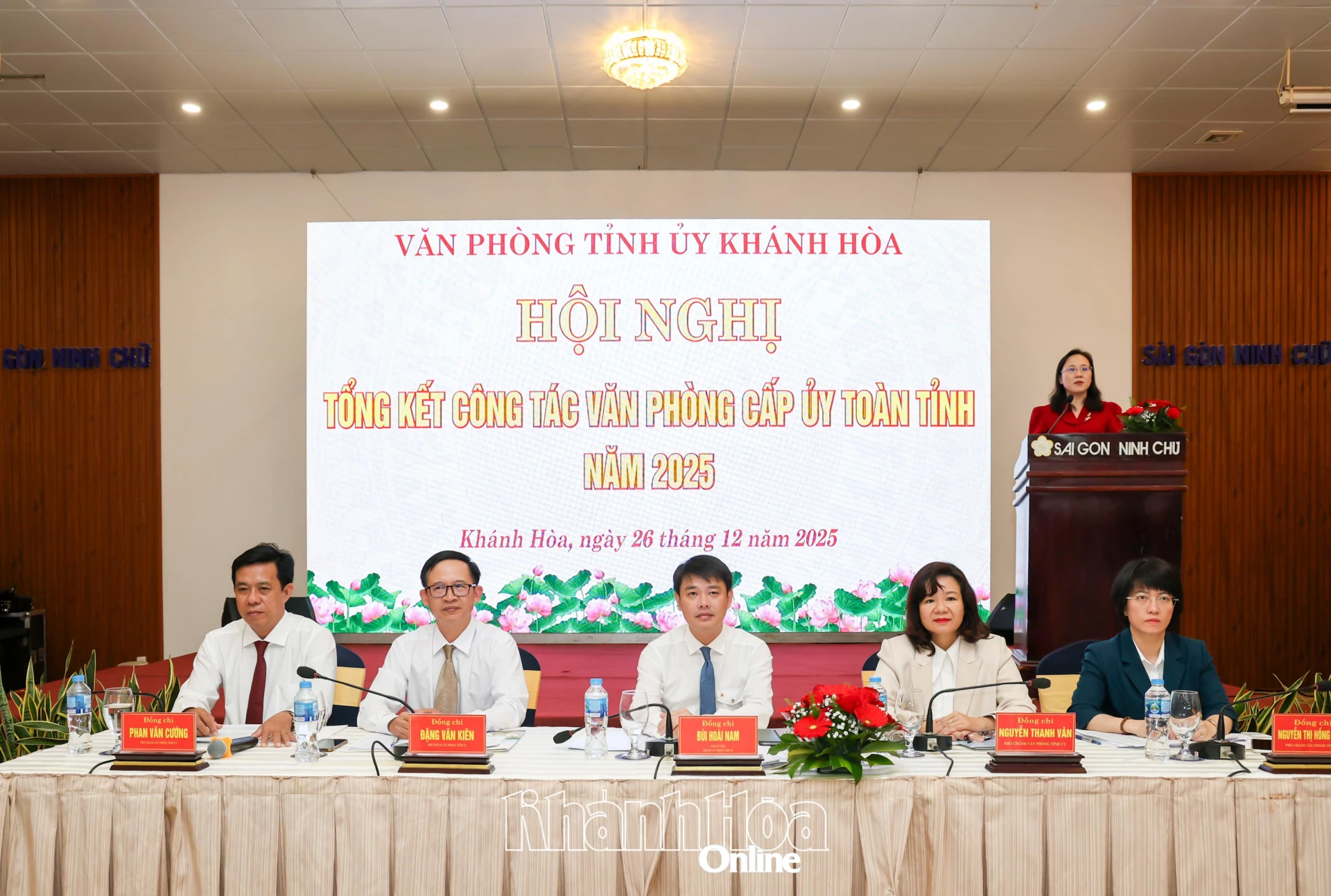 Lãnh đạo Văn phòng Tỉnh ủy điều hành hội nghị.