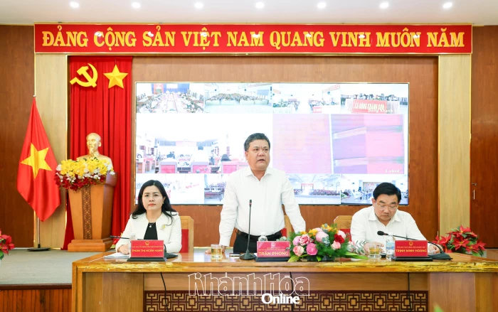 Lãnh đạo UBND tỉnh đối thoại với nông dân