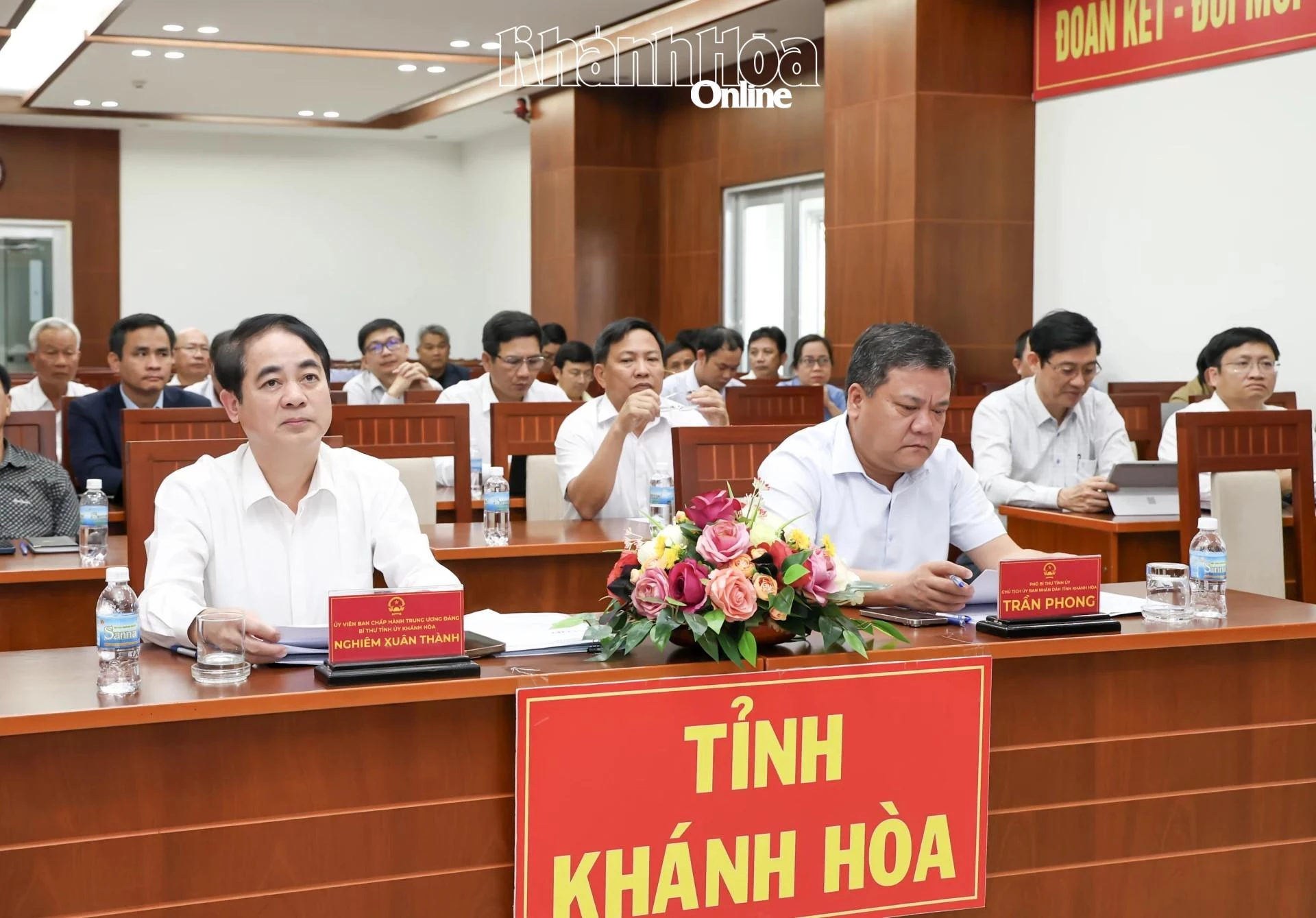 Bí thư Tỉnh ủy Nghiêm Xuân Thành và Chủ tịch UBND tỉnh Trần Phong dự hội nghị tại điểm cầu Khánh Hòa.