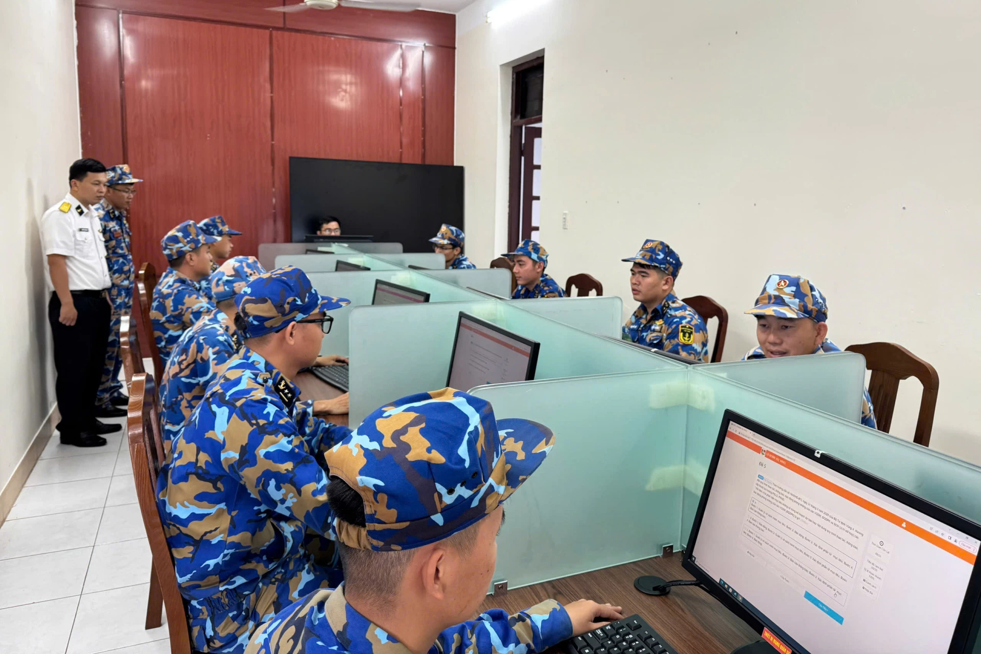 Thi trả lời trắc nghiệm tại phòng thi số. 