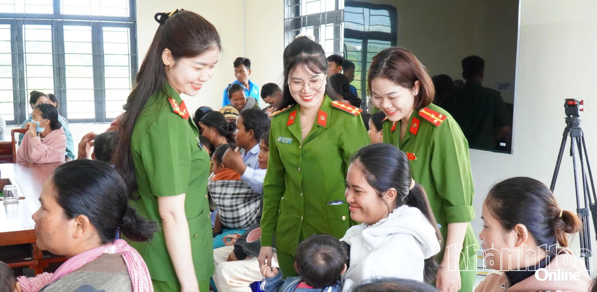 Đoàn công tác thăm hỏi, động viên đồng bào xã Bác Ái Tây
