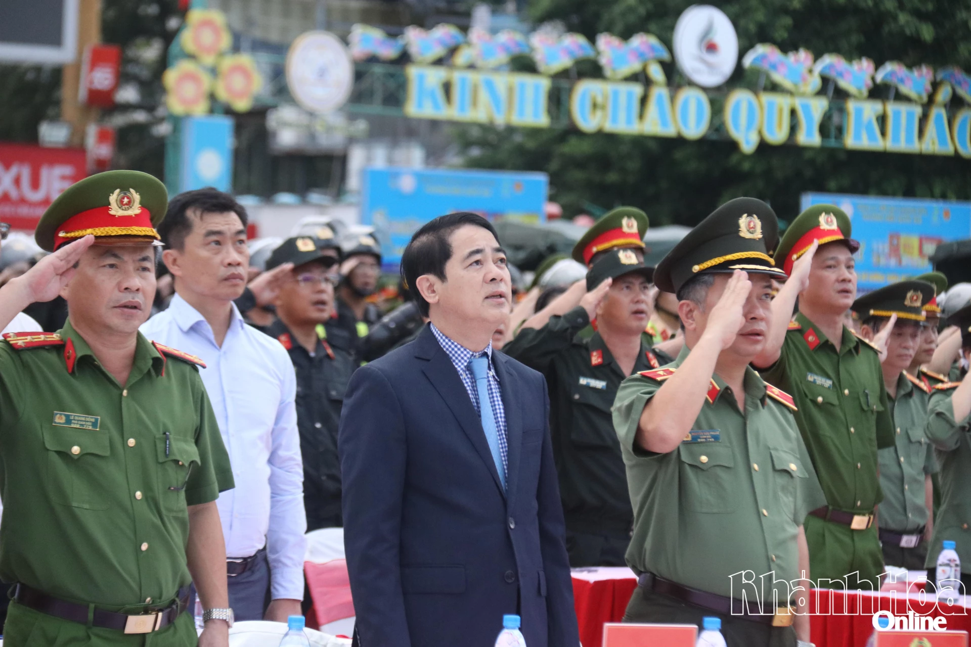 Các đại biểu thực hiện nghi thức chào cờ