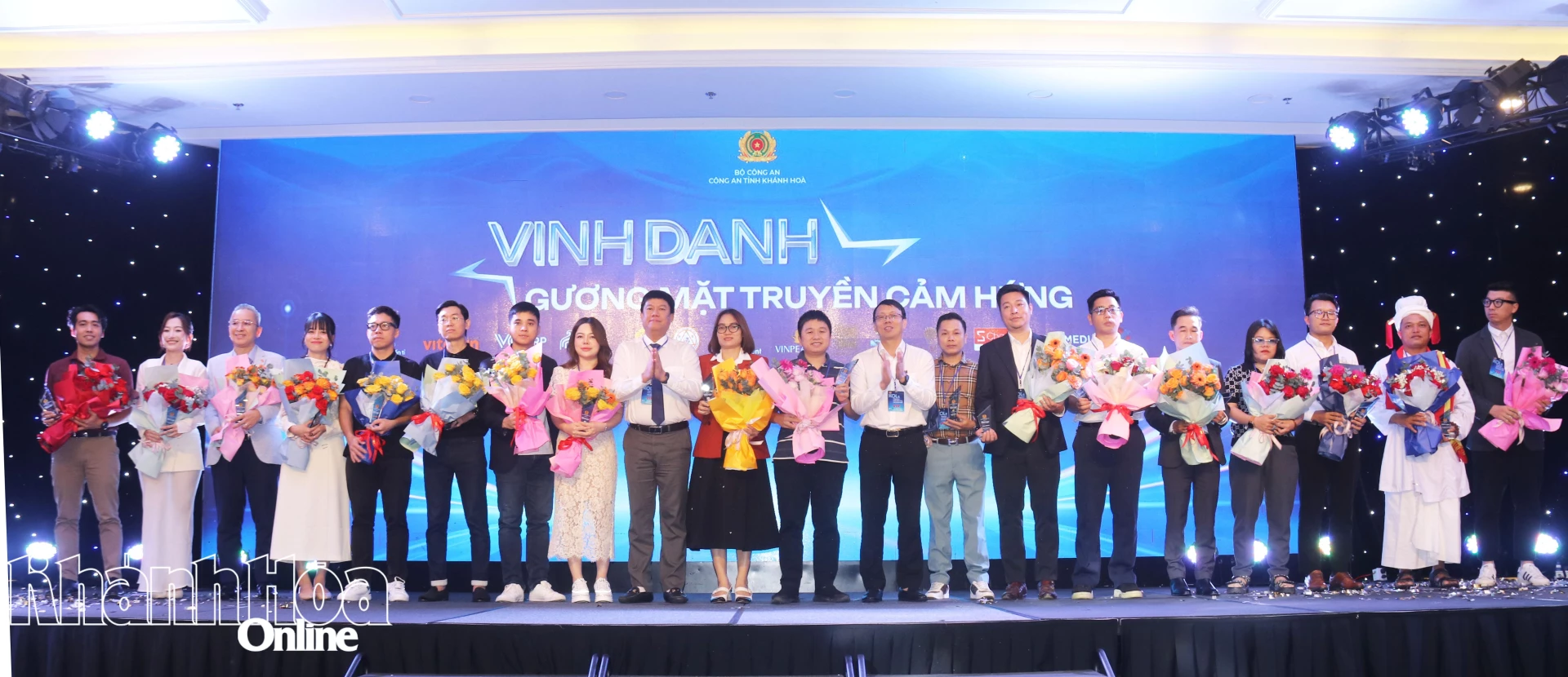 Đồng chí Nguyễn Thanh Hà cùng lãnh đạo Công an tỉnh Khánh Hòa trao kỷ niệm chương cho các cho các trang kênh, công ty tổ chức sự kiện và KOL tiêu biểu.