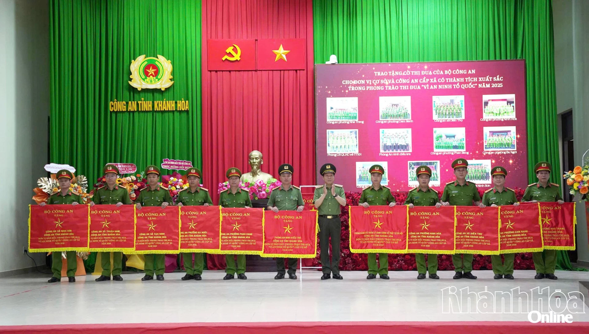 Đại tướng Lương Tam Quang trao tặng cờ thi đua của Bộ Công an cho 11 tập thể có thành tích xuất sắc.