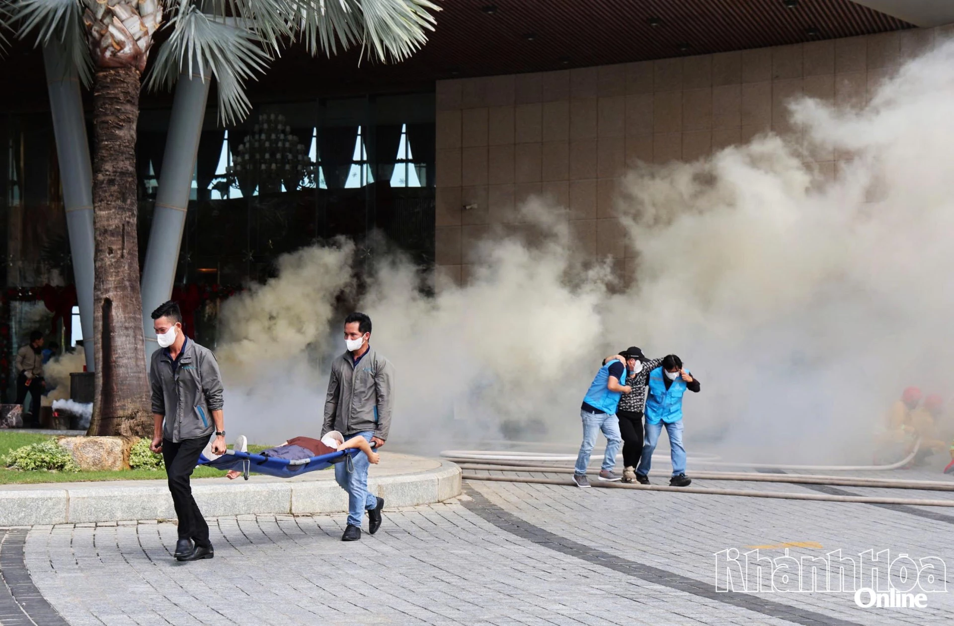 Một số nạn nhân hít phải khí độc được đưa ra ngoài để chuyển đến bệnh viện chữa trị
