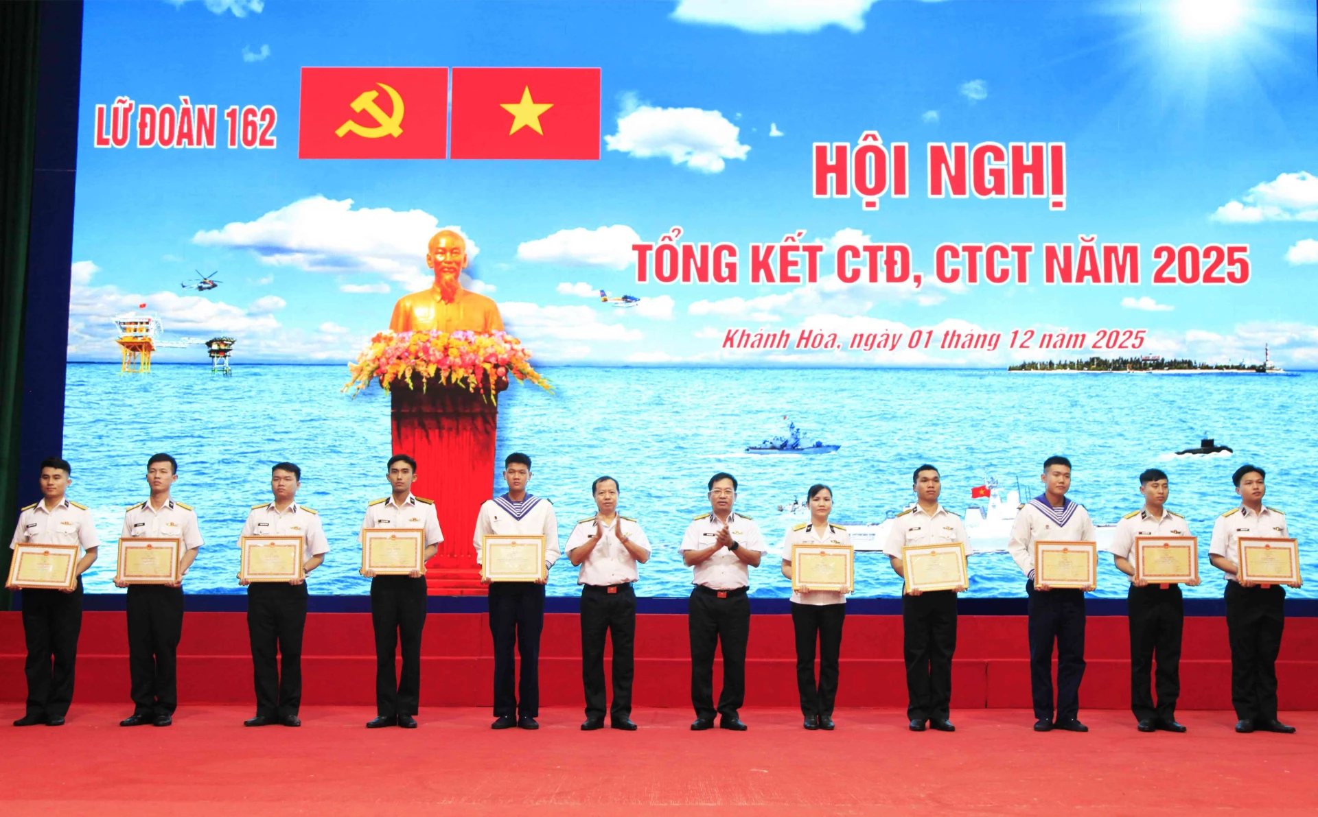 Lãnh đạo Lữ đoàn 162 trao thưởng cho các tập thể, cá nhân. 